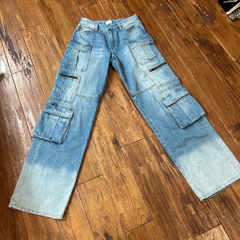 Alice + Olivia jeans baggy blue cargo denim jeans size 26 with a faded look. New